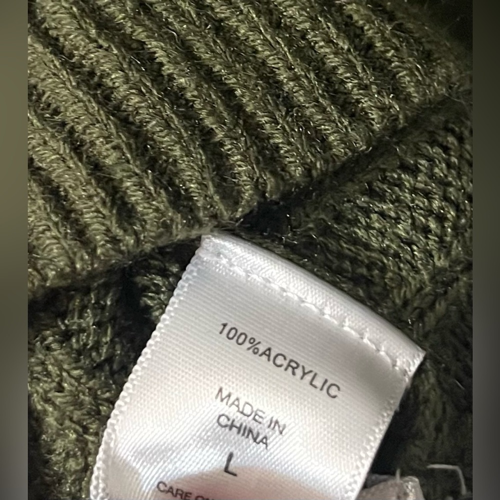 🛍️New York & Company Deep Green V-Neck Sweater - Picture 3 of 3